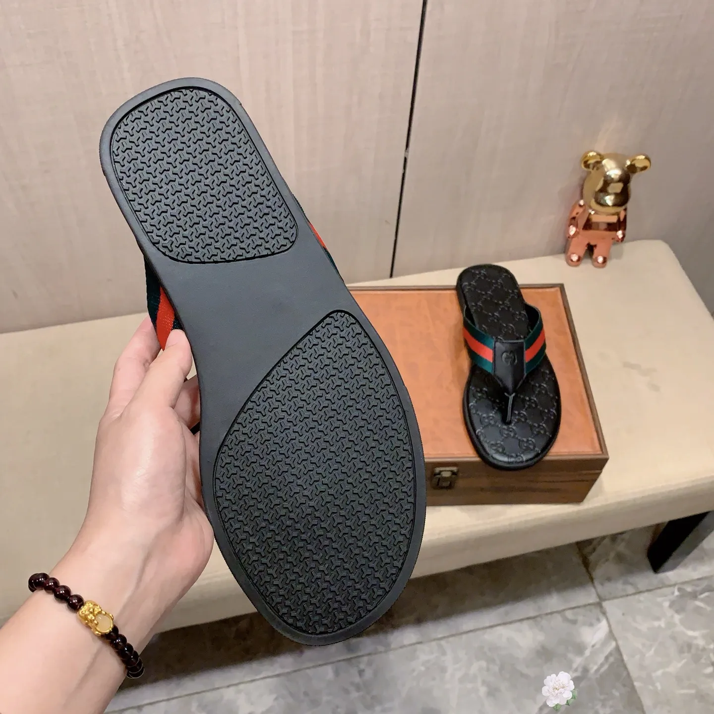 Slippers: New model: Factory price: 240💰💰🎩🎩🔥🔥《 Gucci* 》Series of slippers top purchasing agent🔍🔍Sold simultaneously for men, original Italian imported webbing made of selected cowhide, exquisite workmanship,), sole: (super comfortable) original factory special sole, ⚠️exclusive double-layer movable molded sole super comfortable⚠️, real shot🎬the real thing is more beautiful🔍🔍266 regular code 38-45,